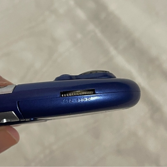 Vintage Small Blue and Silver Clip On Radio With Compass and Flashlight - Picture 4 of 8